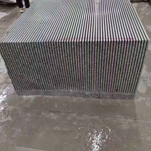 巴中芝麻白毛板荒料切割